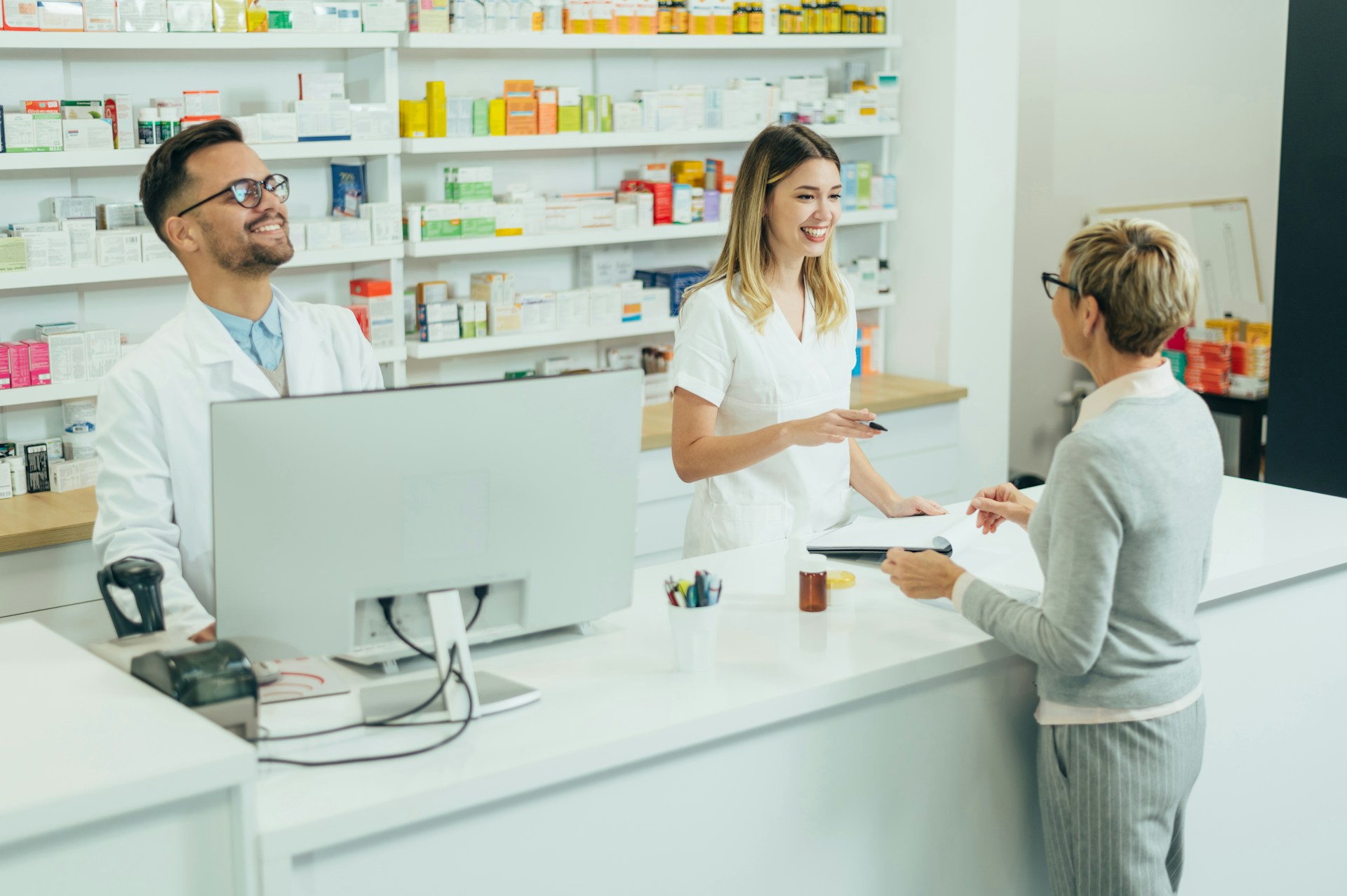 Farmaceut daje savjet pacijentu o pravilnoj primjeni lijeka