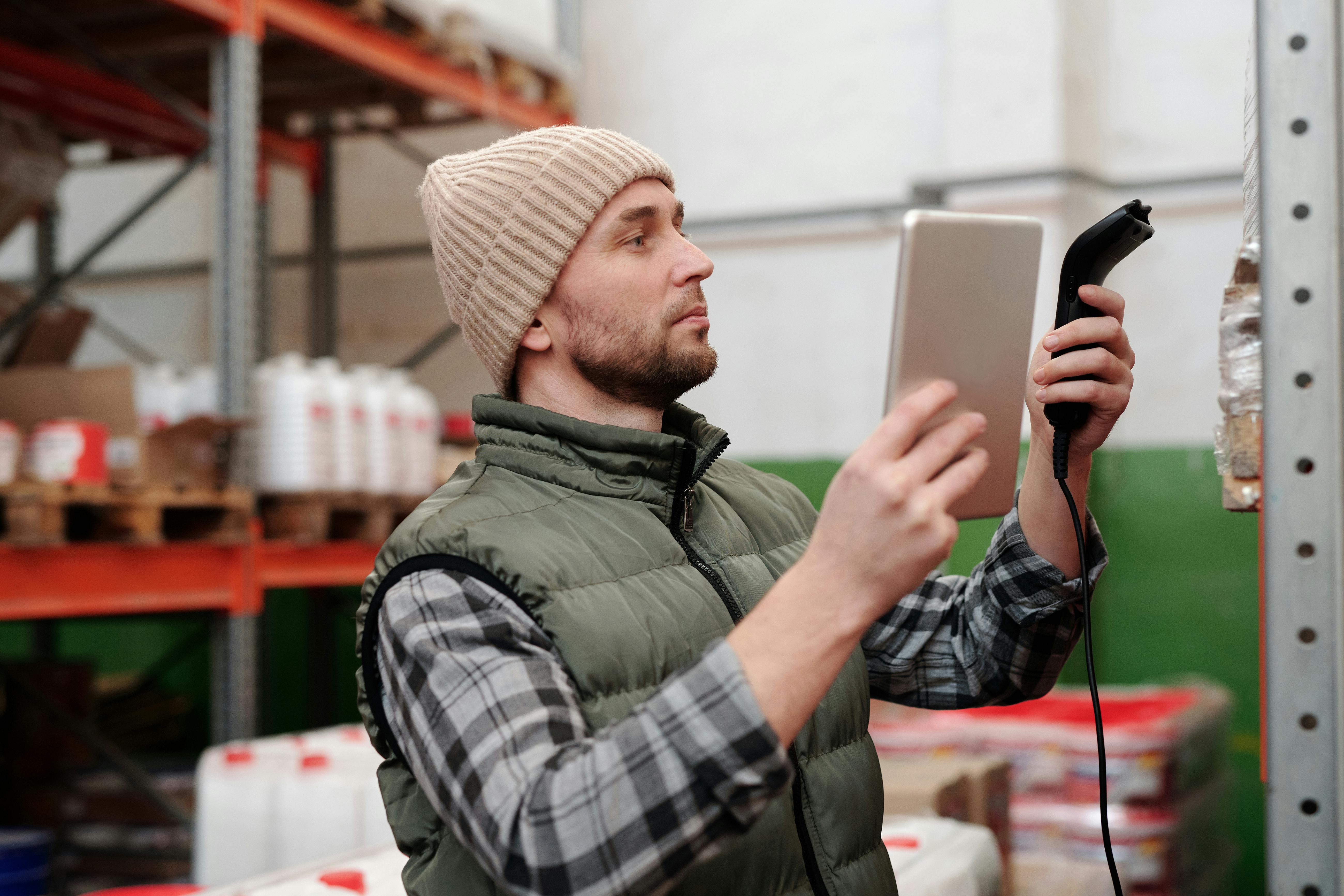 Logistički analitičar pregledava stanje narudžbi i skladišta digitalnim uređajima