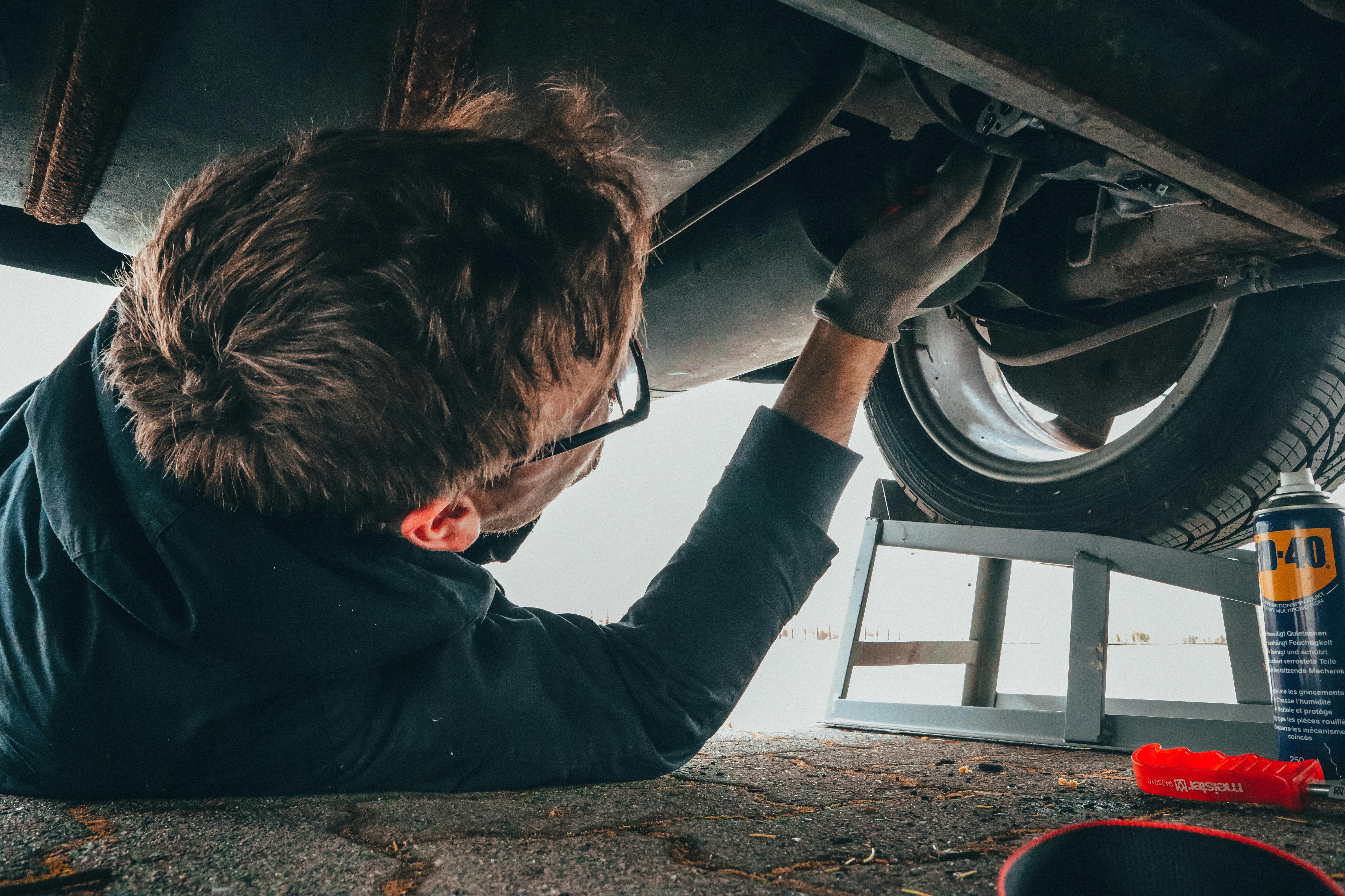 Mehaničar, automehaničar, popravlja auto, automobil