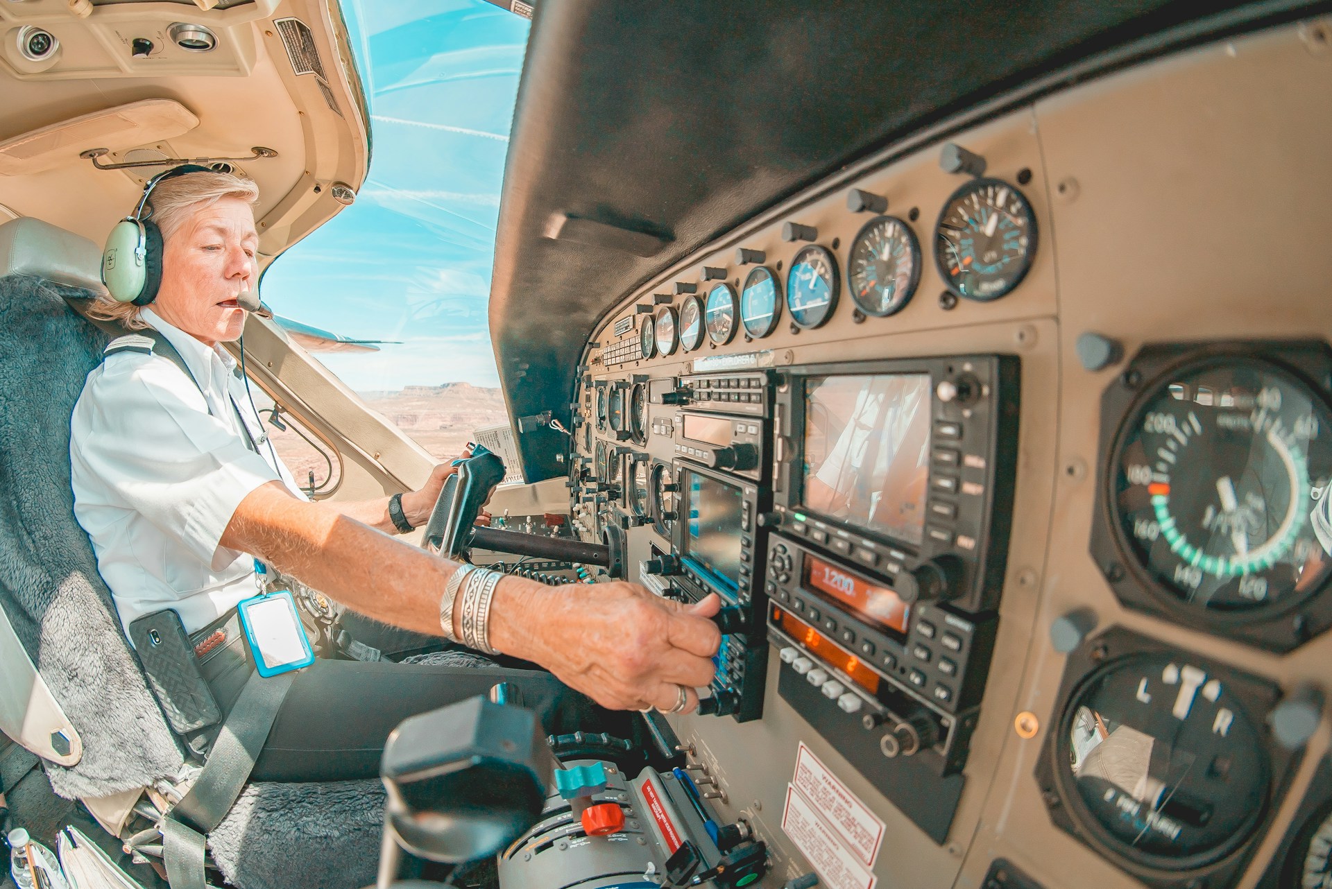 Pilot upravlja zrakoplovom u letu